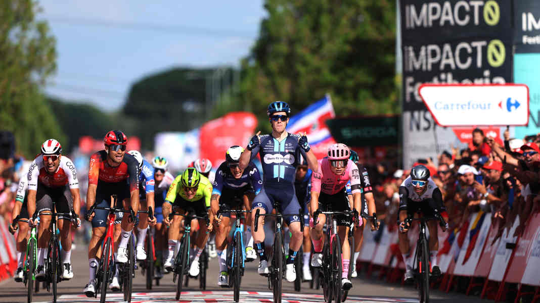 Vuelta 2023: Dainese gewinnt Massensprint der 19. Etappe - Groves stürzt bei Zielanfahrt