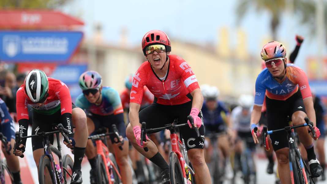 Vuelta Femenina: Sturz-Chaos im Finale! Jackson gewinnt 2. Etappe
