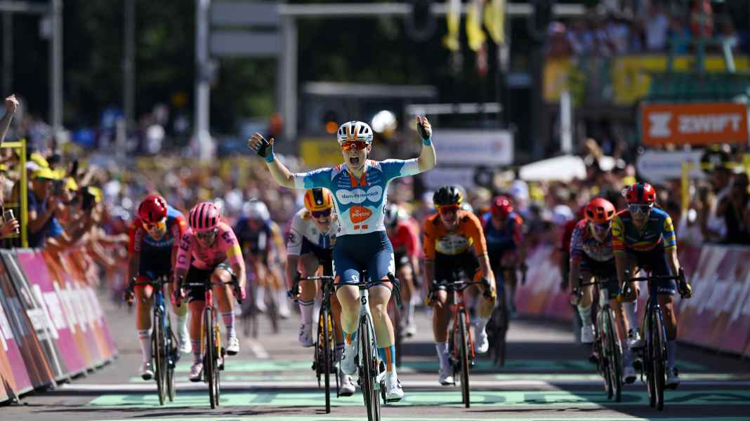 Tour de France Femmes - 1. Etappe: Kool nutzt Wiebes-Defekt und gewinnt Sprint-Auftakt in Den Haag