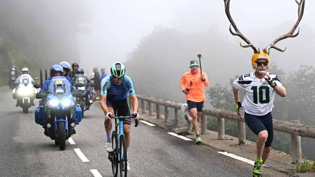 Kurioses bei der Tour de France: Wehendes Haar, kurze Socken, Schilder-Dieb