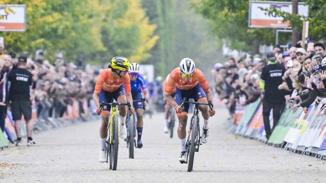 Gravel-WM 2025 - Frauen: Wiebes sprintet ins Regenbogentrikot