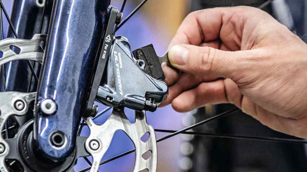 Scheibenbremse am Rennrad: Bremsbeläge austauschen