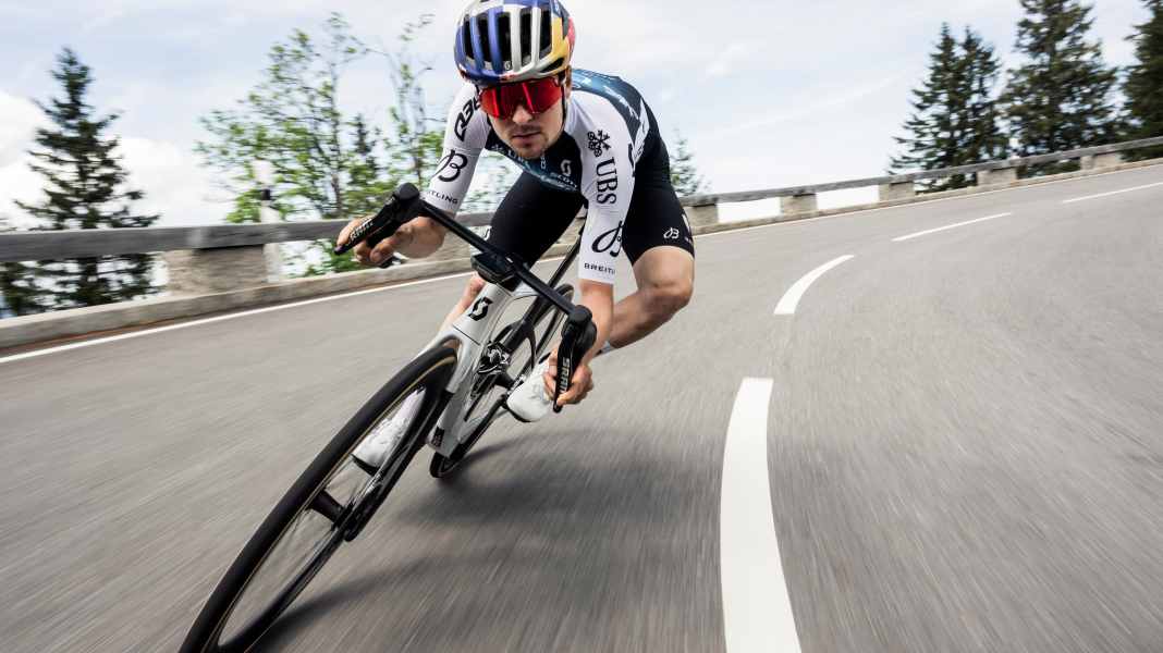 Spektakuläre Abfahrt!: Pidcock brettert mit fast 100 km/h den Berg runter