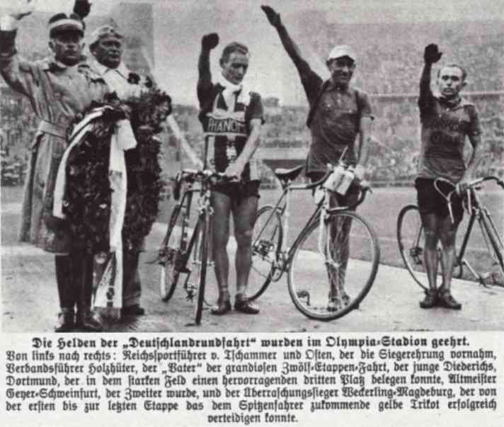 Gleichgeschaltet: Siegerehrung der Deutschland-Tour im Juni 1937 im Berliner Olympia­stadion.