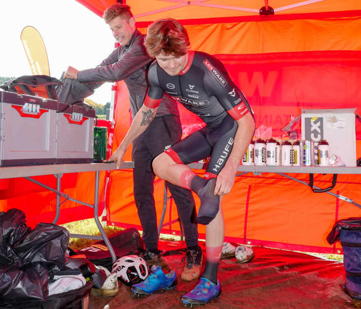 Georg im Herbst 2020, zehn Jahre später: Mit großen Hoffnungen auf eine Meisterschaftsmedaille zieht er sich im Pavillon seines Lexware Racing-Teams für das Rennen um.