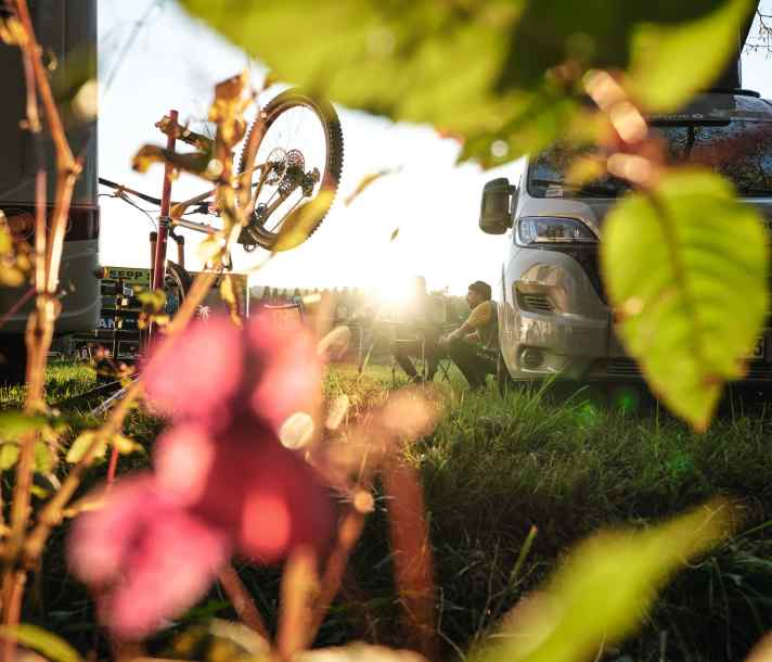   Das ist Camping: Ein idyllischer Camping­abend am Ufer des Regens.
