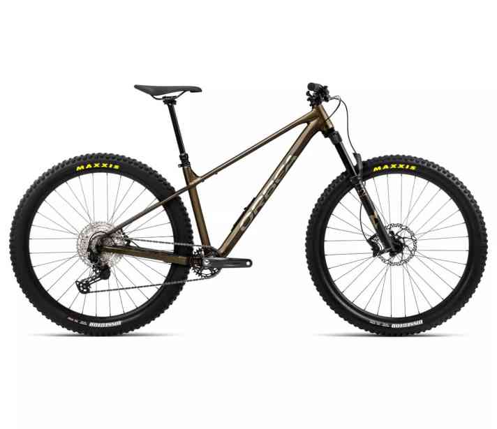 Orbea Laufey H10 - 400 Euro teuerer ist die Mittelklasse der Hardtail-Familie. Gleicher Rahmen, hochwertigere Komponenten. Farbvariante zwei: Metallic Olive Green - Titanium Black.