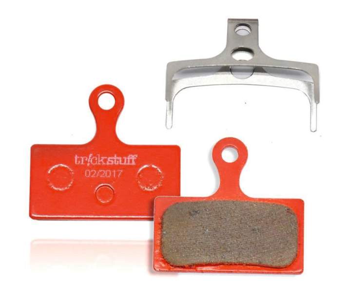 Solange die Form des Bremsbelags in die entsprechende Bremsanlage passt, beziehungsweise der Drittanbieter seine Bremsbeläge für ein spezielles Modell empfiehlt, sind diese Produkte meist unbedenklich. 
