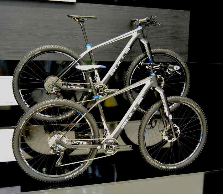   Die beiden Modellvarianten des Carbon-Hardtails – oben das Black Adder Team, darunter das Black Adder.
