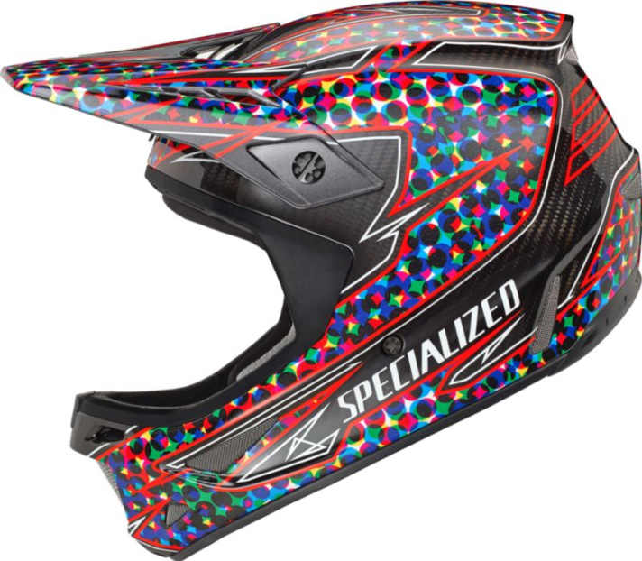 Der alte Helm (hier im Neuzustand) mit Smarties-Design: “Irgendwann konnte ich die Flimmer-Lackierung nicht mehr sehen”, sagt FREERIDE-Chef Dimitri Lehner. Was tun?