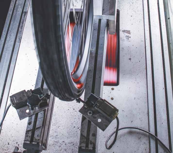 Die Haltbarkeit ist ein entscheidendes Kriterium bei der Reifenwahl. Deshalb haben wir auch den Verschleiß auf einem Laborprüfstand getestet.