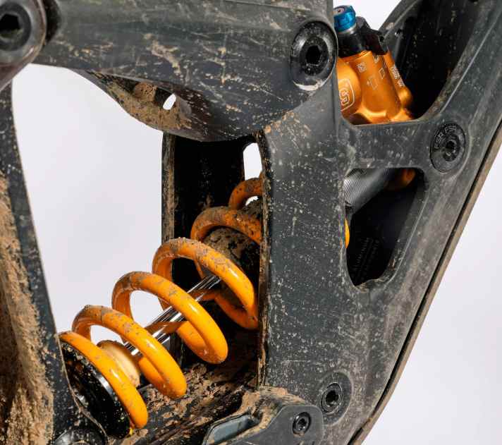 Tiefer Schwerpunkt: Der Öhlins-Dämpfer mit seiner knatschgelben Feder liegt dicht über dem Tretlager. Die Feder (411 lbs) wären wir gerne etwas härter gefahren. Super: die 3-Stufen-Druckstufe.