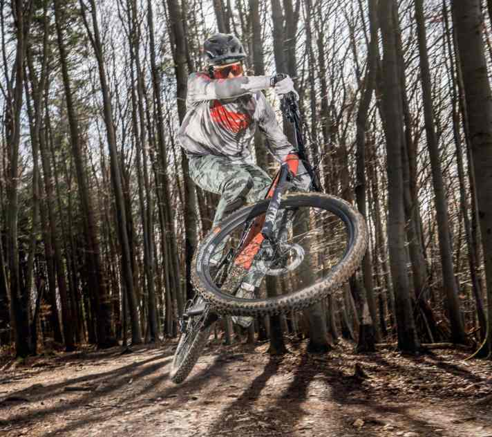 BIKE-Testchef Peter Nilges beim Praxis-Check des Rotwild.