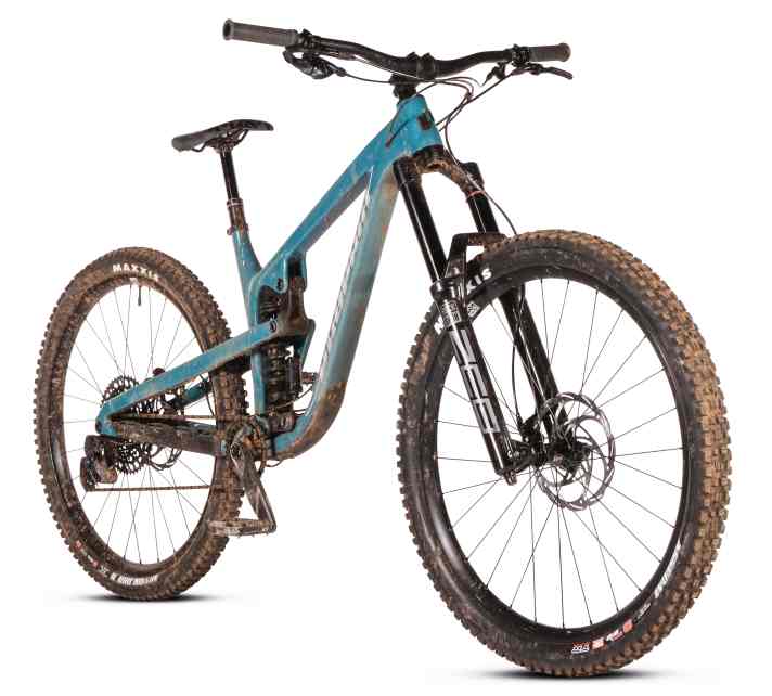 Einen Duell-Sieg konnte die CF-Variante des Propain Spindrift in <a href="https://www.bike-magazin.de/mountainbike/freeride/freerider-duell-radon-swoop-vs-propain-spindrift/"  rel="noopener noreferrer">FREERIDE 4/20</a> bereits einheimsen. Markant: das satte, gut funktionierende Fahrwerk.