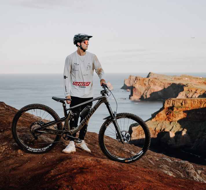 Style-Minister Korbi Engstler mit seinem Ghost Riot CF AM Full Party, hier bei seinem ersten Testride auf Madeira.
