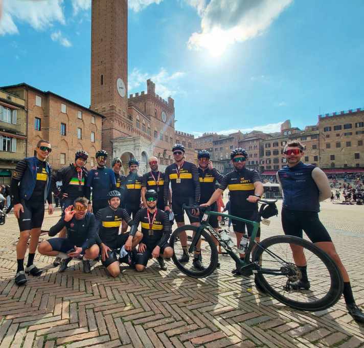 Die Hobby-Radsportler von De Eddy’s aus Belgien beim Fototermin auf der Piazza del Campo
