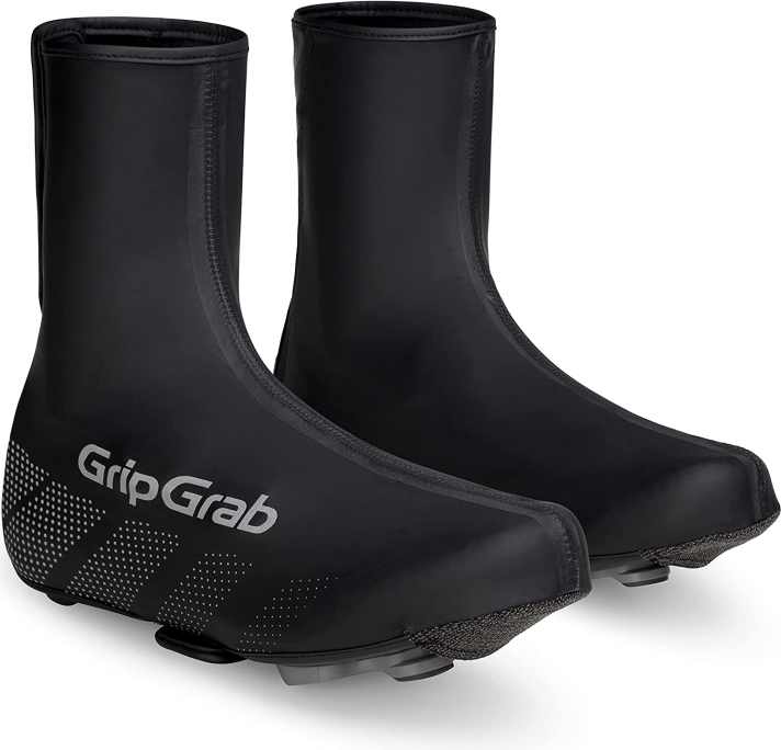 Überschuhe halten die Füße und Zehen auch bei einem kalten Regenguss trocken und warm.