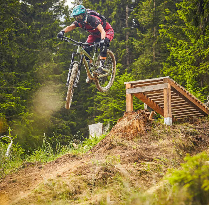 Promi-Testerin Steffi Marth kippt mit ihrem Test-Bike-Liebling über den Drop.