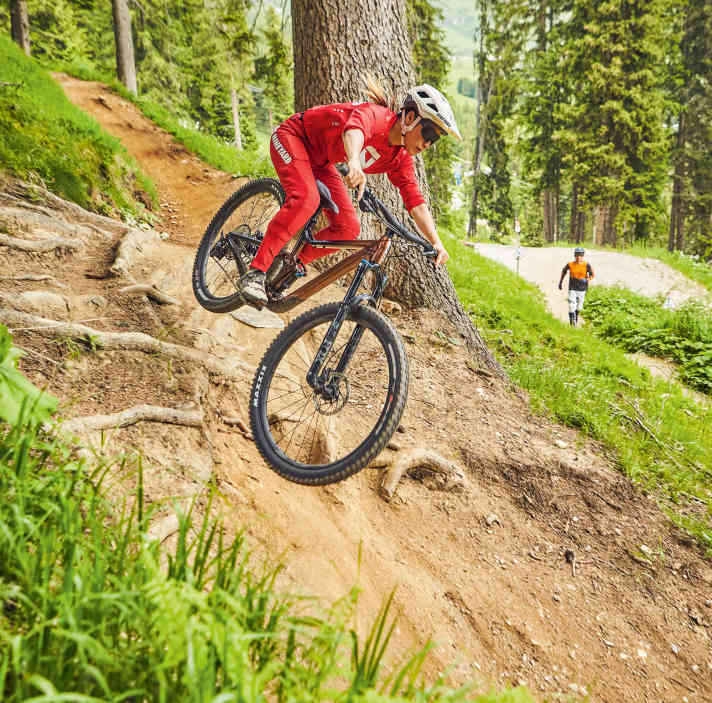 Gut festhalten! Auf den schnellen, ruppigen Downhill-Passagen zeigte sich das Giant leicht überfordert. Testfahrerin: Bella Chen