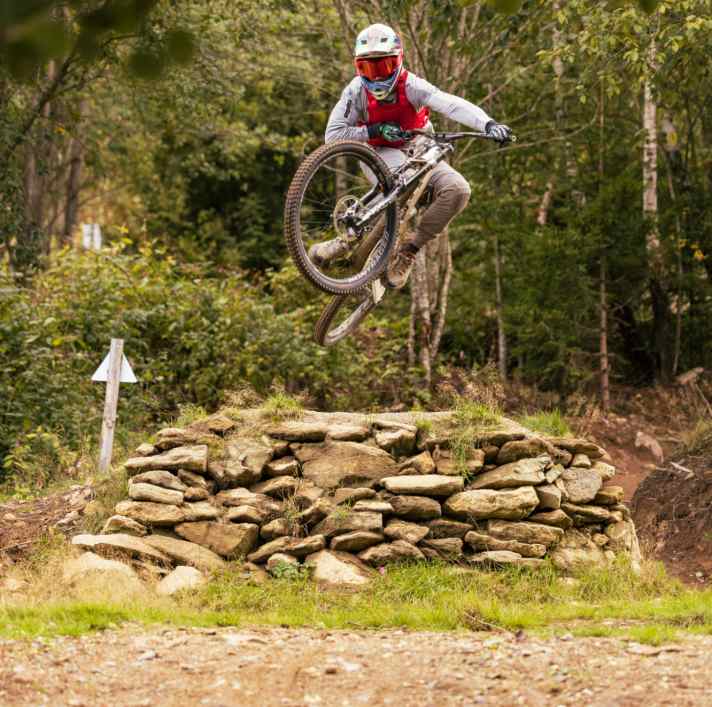 Die Downhill hat mehr Sprünge verpasst bekommen. Wir konnten die neue Strecke bereits testen. Unser Urteil: Gelungen!