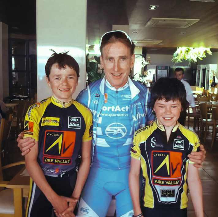 v. l. Tom Pidcock, Radsport-Legende Sean Kelly, Bruder Joe.