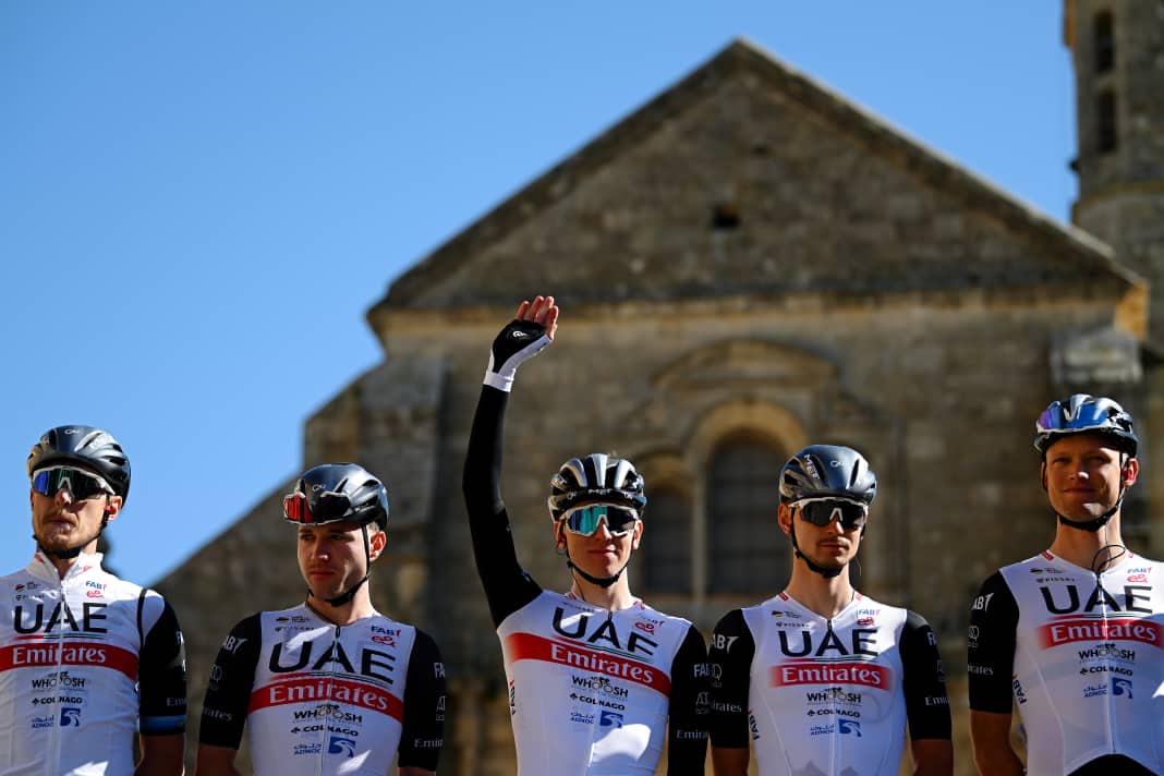 Tadej Pogacar (Mitte) mit seinen Teamkollegen vor dem Start des Rennens Clasica Jaen Paraiso Interior