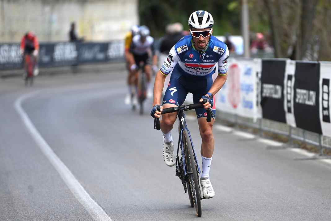 Julian Alaphilippe eröffnet das Finale mit einer Attacke 35 Kilometer vor dem Ziel