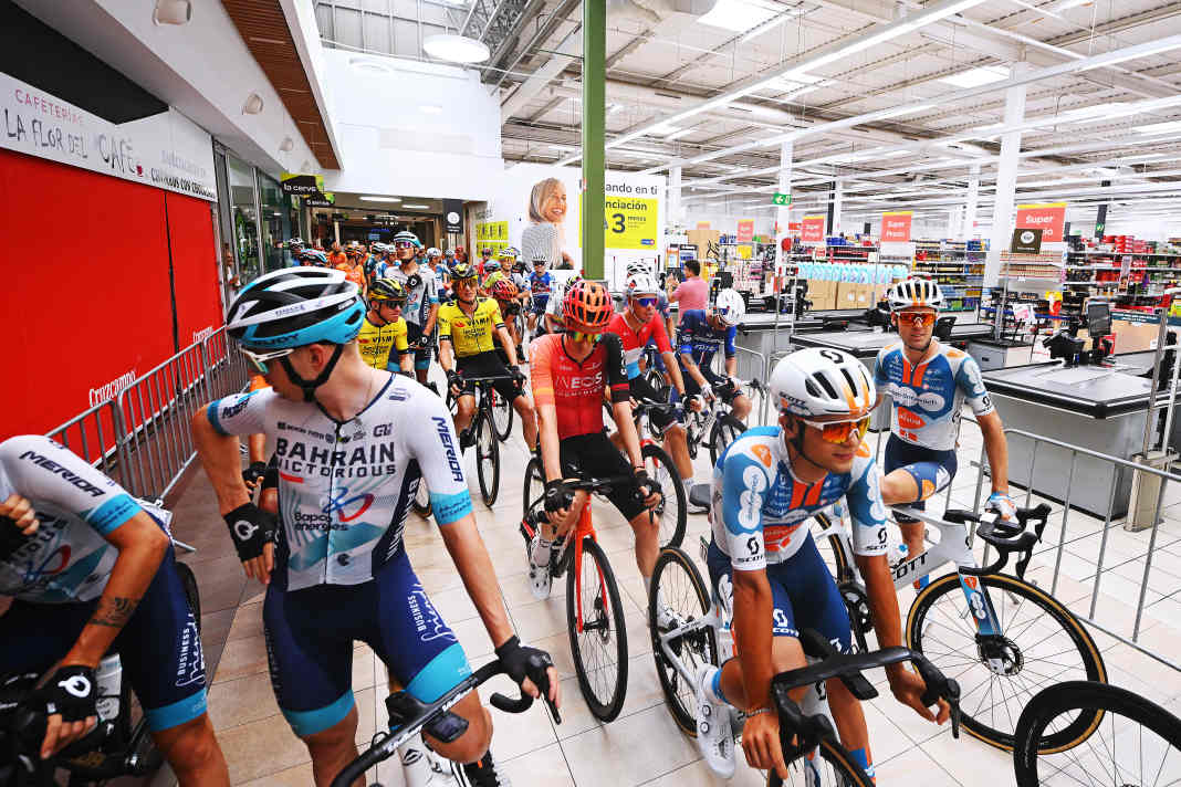 Der neutrale Start der 6. Etappe erfolgt in einem Supermarkt