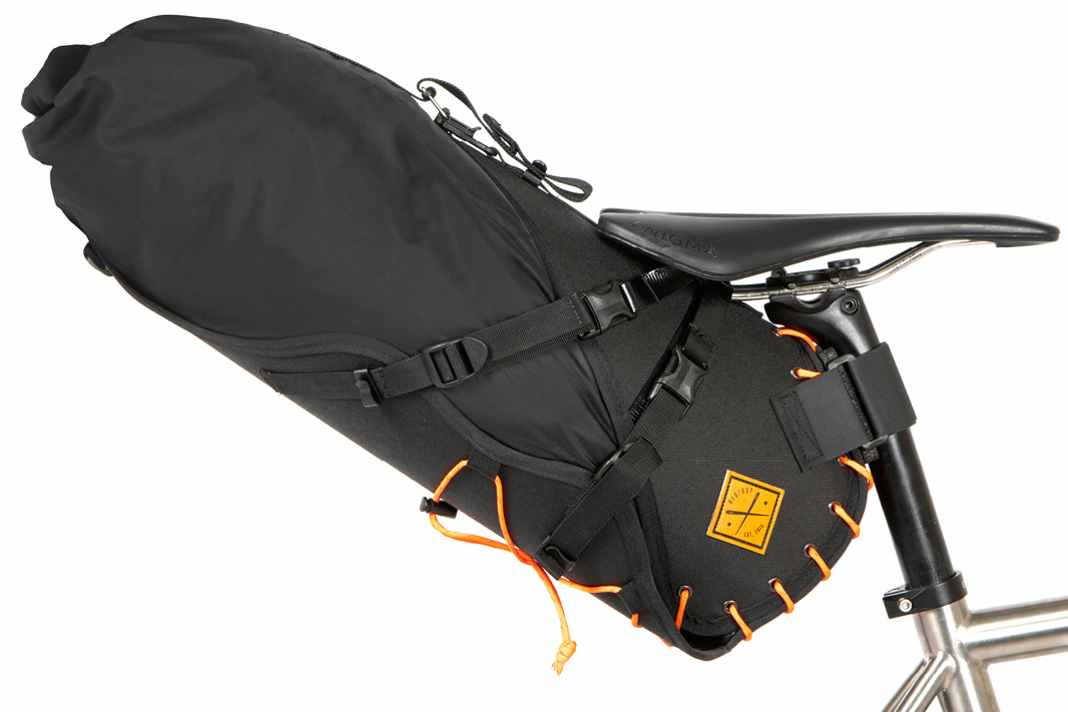 Der Restrap 18L Saddle Bag wiegt 645 Gramm,