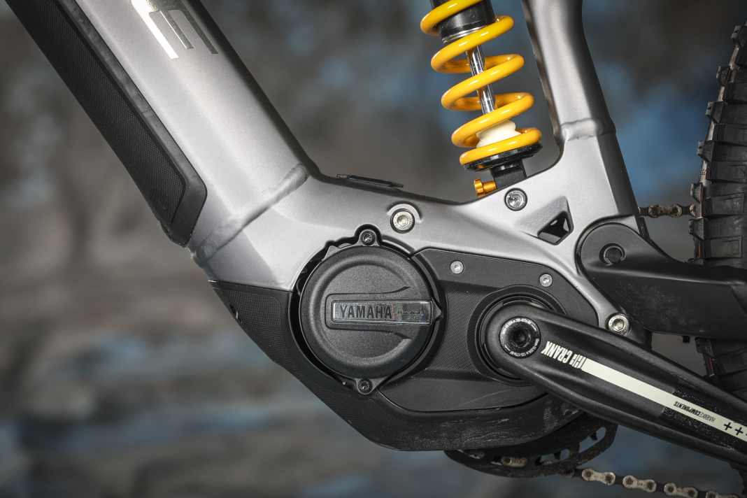 Yamahas PW-X3 ist, entgegen seinen Vorgängern, klein und kompakt. Mit dynamischer Kraftentfaltung und direktem Ansprechen bringt er Spaß im Gelände. Die Maximalleistung liegt klar unter Bosch-Niveau.