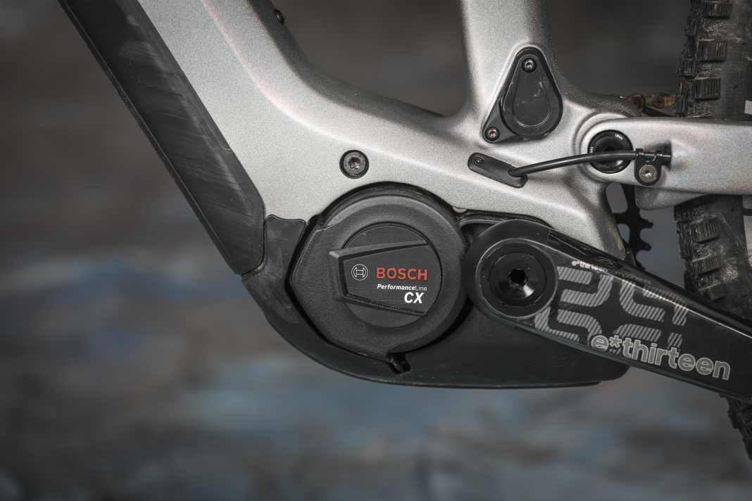 Bosch Performance CX: Der absolute Klassiker unter den E-MTB-Motoren besticht mit viel Leistung, spritziger Kraftentfaltung und guter Modulation. Richtig stark, wenn es um Uphill-Flow geht. Doch das Gesamtsystem mit 750er-Akku ist schwer.