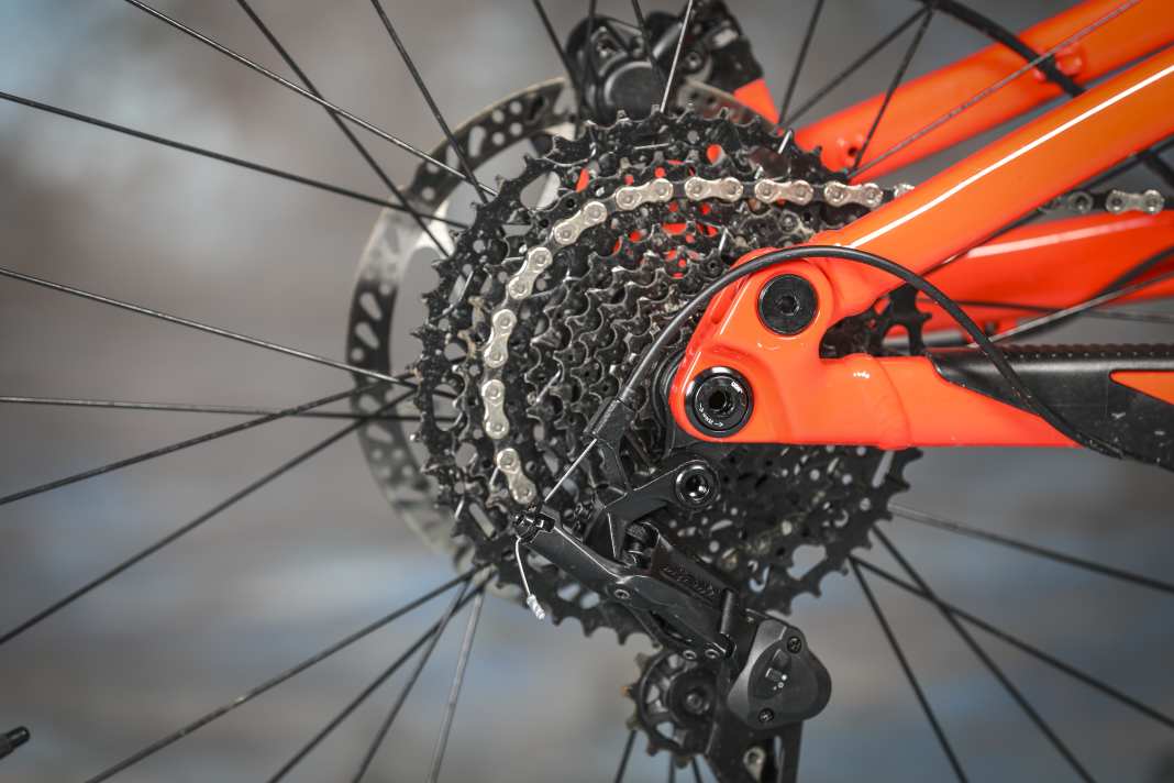 10 Gänge, 11 bis 48 Zähne. Die Schaltungen von Sram und Shimano bieten heute meist mehr Bandbreite und kleinere Gangsprünge als die Microshift Advent am Rockrider. Auch das ist eine klare Sparmaßnahme.