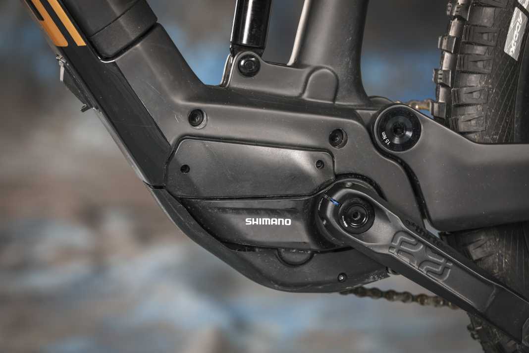 Der günstigere Shimano EP6 ist nicht nur rund 300 g schwerer, sondern auch spürbar schwächer als der neue EP801.