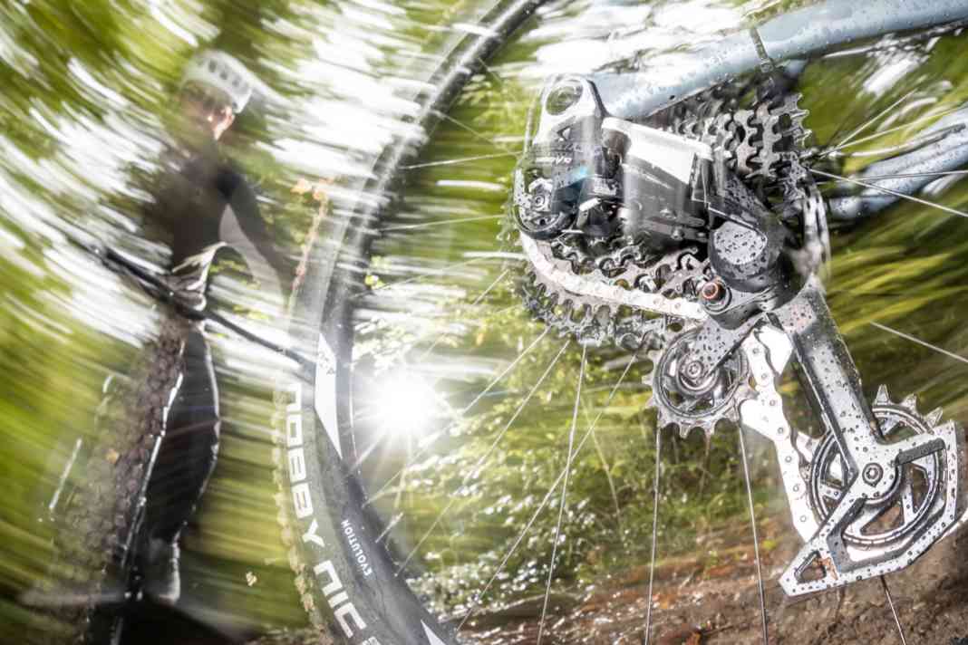 Sram will mit der neuen Eagle 90 Transmission mechanische Antriebe revolutionieren. Wie schlägt sich der Neuling im Duell gegen den Klassiker Shimano XT?