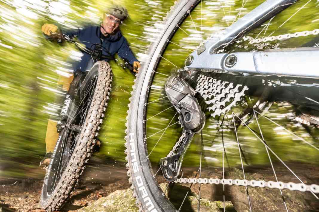Test Elektro-Schaltungen: Die neue Shimano XTR Di2 muss sich gegen Srams XX Eagle Transmission beweisen