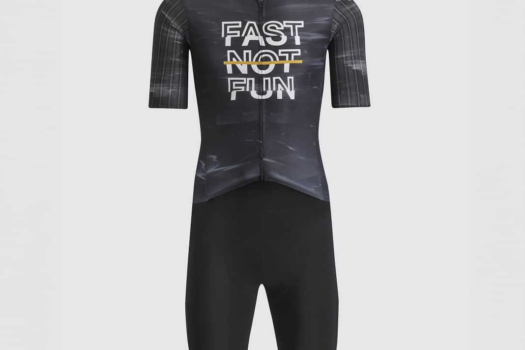 Der Sportful FAST NOT FUN Gravel-Suit in schwarz und von vorne.