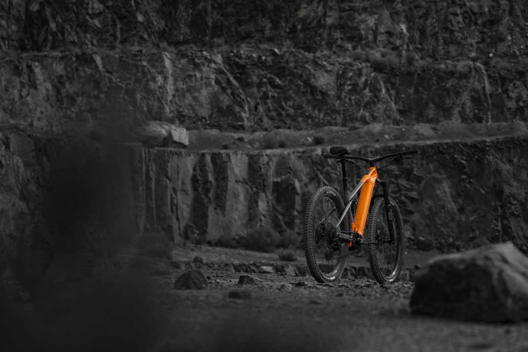 Mondraker hat zwei neue E-MTBs präsentiert: Das Chaser und das Prime bekommen ein umfangreiches Update.