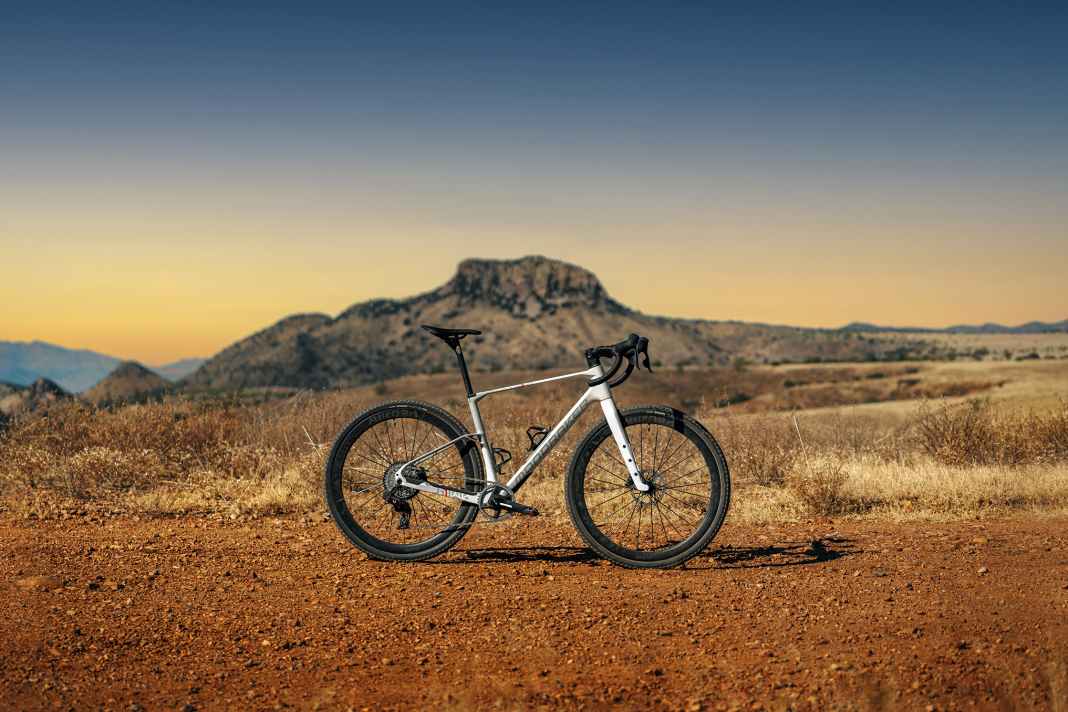 Das Mondraker Arid wurde von Mountainbikern entwickelt und soll auf allen Untergründen punkten. Wir haben das neue Gravelbike bereits getestet.