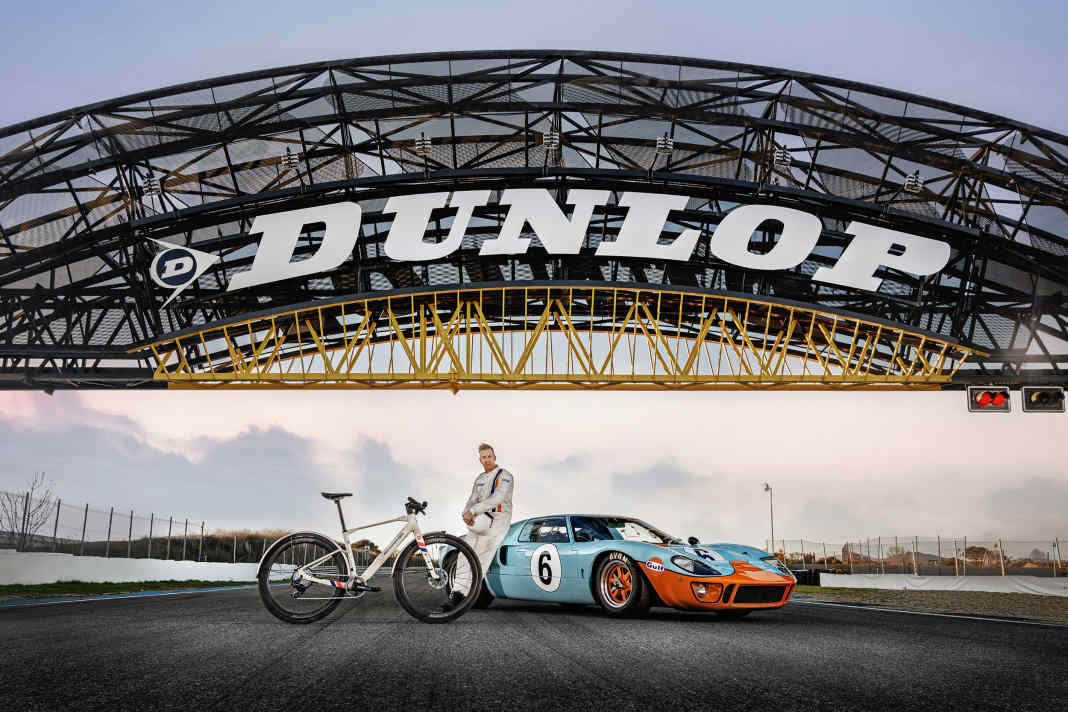 Mondraker bringt am Dusty X Unlimited Gulf Edition sein E-Gravelbike mit Flatbar und Rennsport-Legenden zusammen.