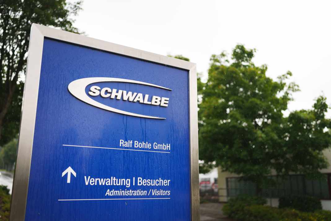 In Reichshof im Bergischen Land findet sich der Hauptsitz von Schwalbe. Dependancen gibt es unter anderem in Großbritannien, den Niederlanden, Frankreich, Italien und Nordamerika.