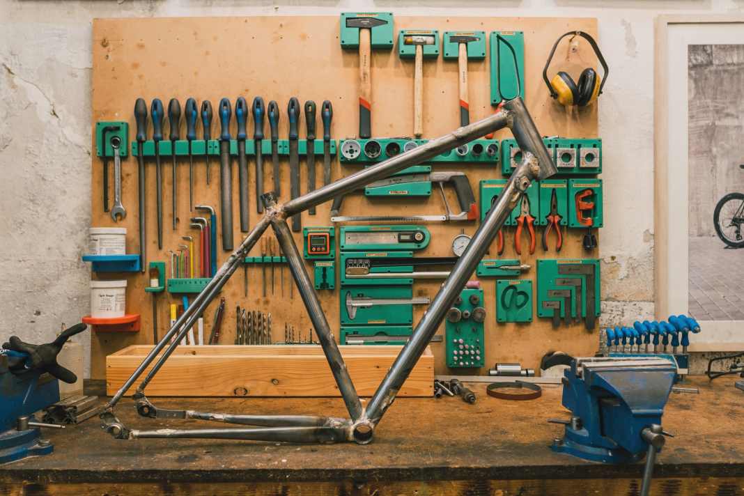 Hier stehen fünf Tage Arbeit: Ein Stahlrahmen, gebaut mit der Fillet-Brazed-Technik. Jetzt fehlt nur noch der Feinschliff!