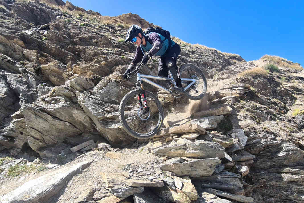 Grin-Gründer Philipp Brunn ist leidenschaftlicher Bike-Bergsteiger. Seine Passion floss in die Entwicklung des Grin One Enduros mit ein.
