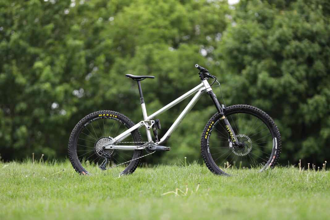 Das Grin One ist der erste Wurf der noch jungen Marke. Wie schlägt sich das Enduro im Mullet-Stil im BIKE-Test?