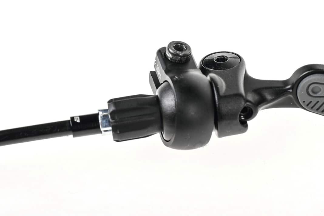 Der Crankbrothers-Remote mit seinem Kugelkopf lässt sich besonders umfangreich anpassen.