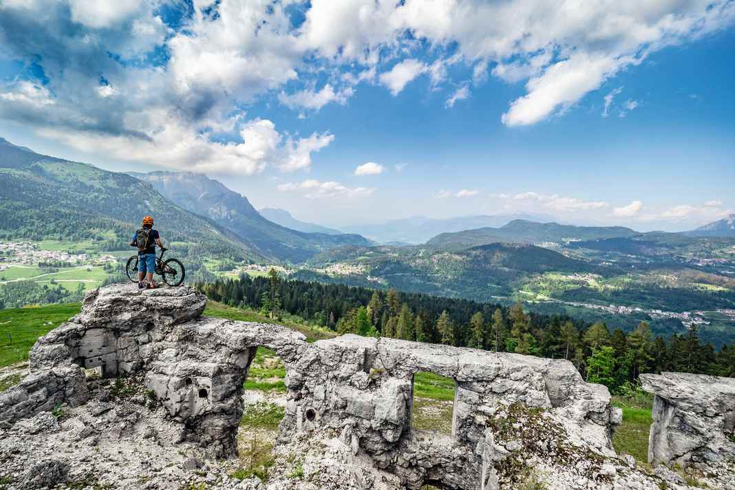 Durch das Trentino verlief die Front des Ersten Weltkriegs. Relikte aus dieser Zeit findet man in den Regionen Alpe Cimbra, Valsugana und in den Bergen rund um Rovereto.
