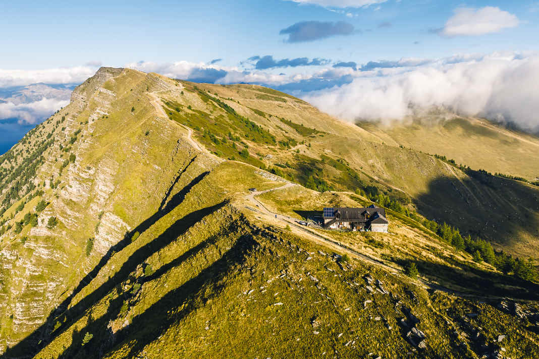 Man sieht es an der T-förmigen Architektur: die La Terza-Hütte war mal eine Liftstation.