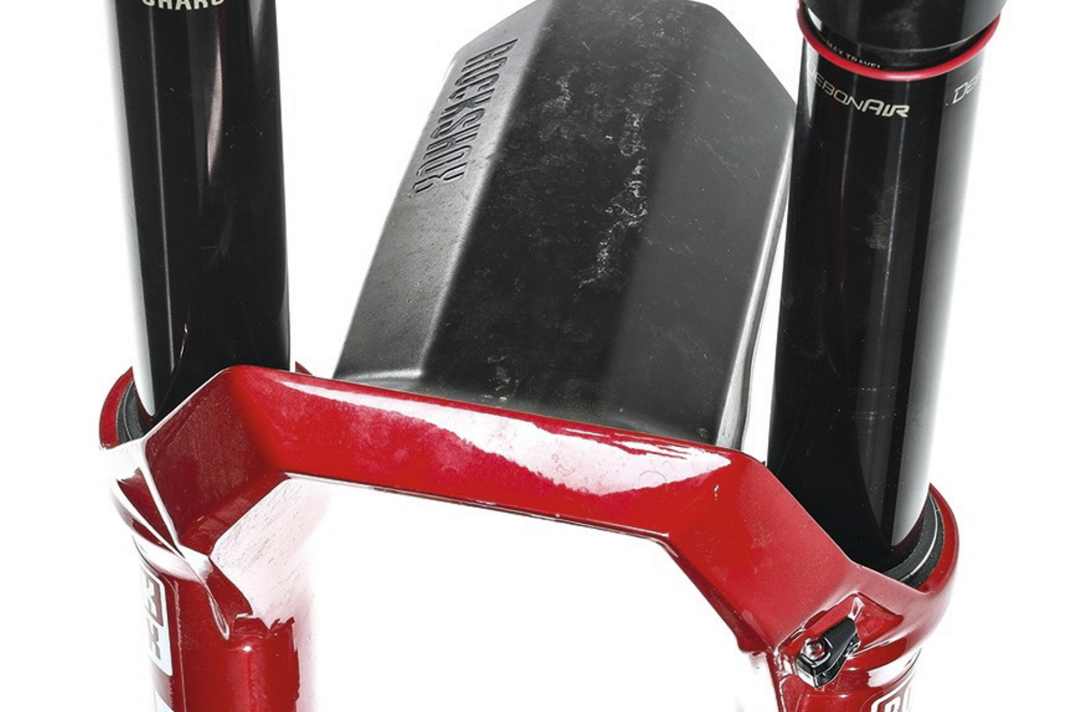 Willkommener Mehrwert: Rockshox liefert die ZEB inklusive Mini-Schutzblech aus.