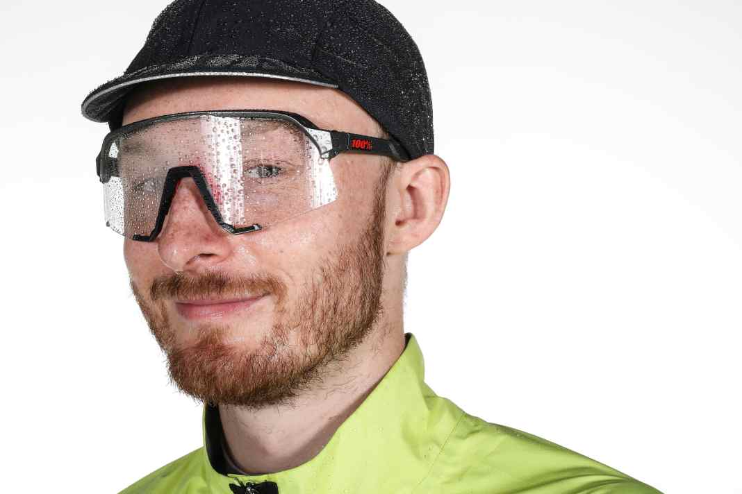 Herbst-Biker müssen ihre Garderobe den Witterungsbedingungen anpassen. Wir geben acht Tipps für bewährte Ausrüstungsteile. Zum Beispiel die wasserdichte Regenkappe von GripGrab und eine Brille mit klaren Wechselscheiben von 100%.