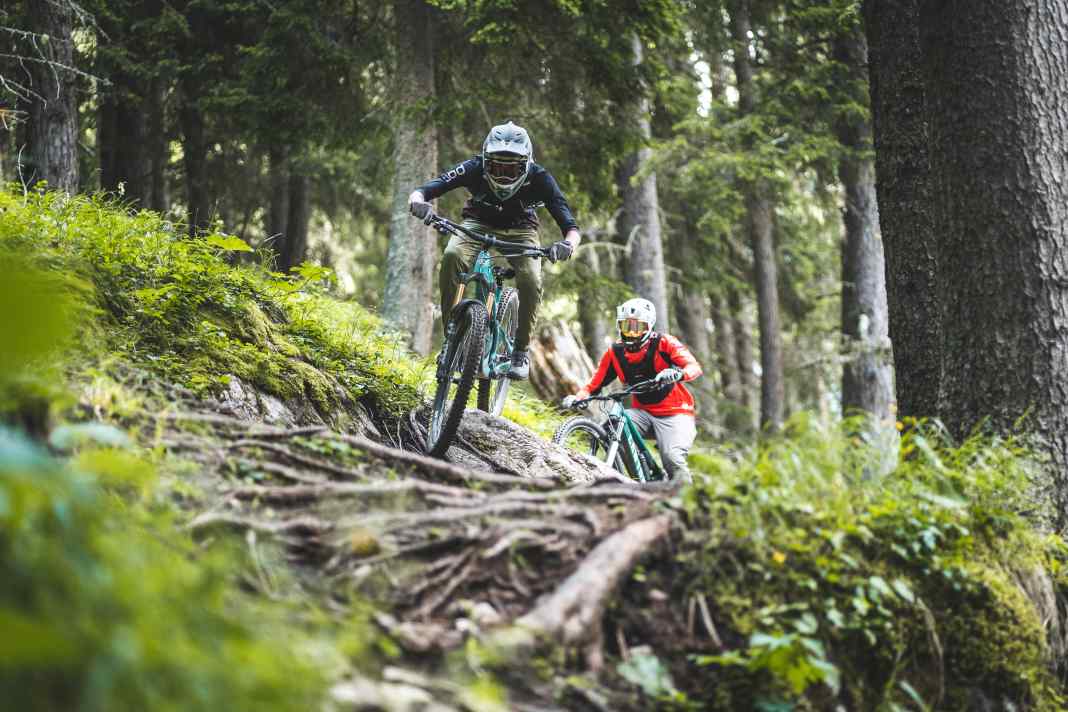 Auf der Weltcup-Abfahrt Black Snake im Val di Sole müssen sich selbst Profi-Downhiller erstmal eine Line hinsortieren.