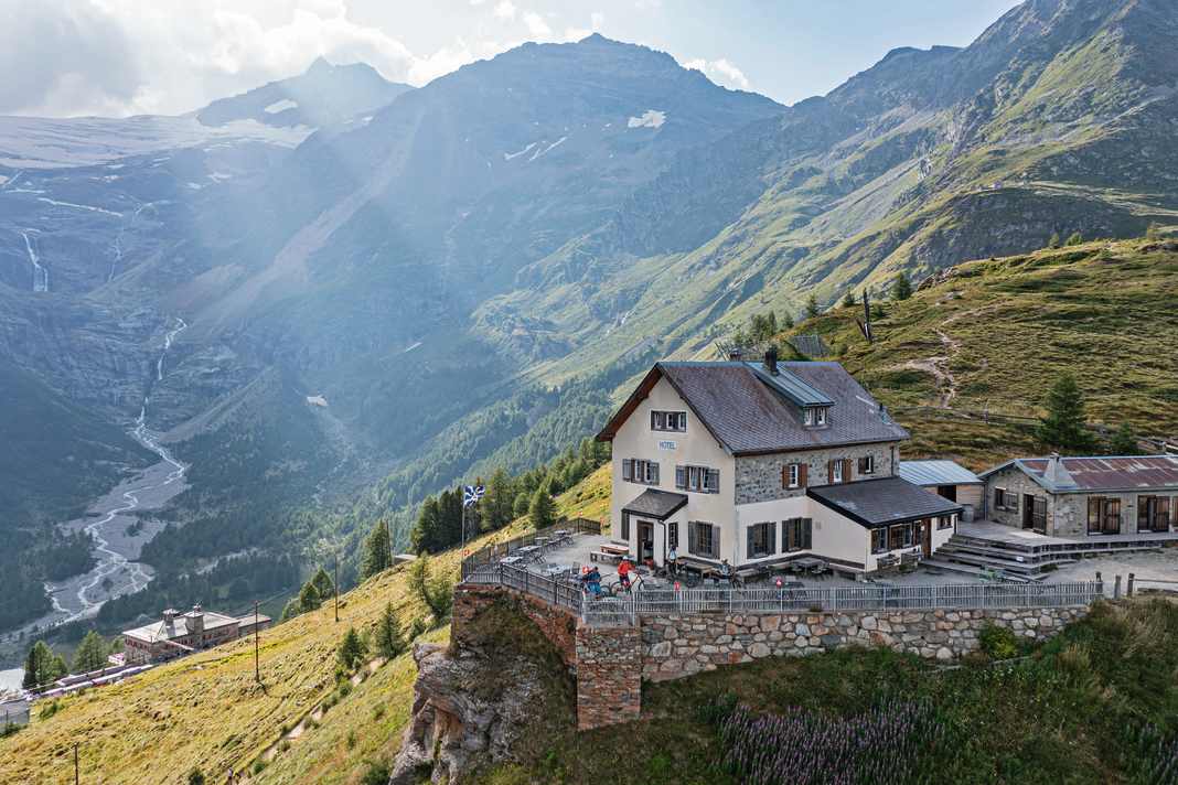 Das Albergo Belvedere markiert das erste Etappenziel und ist in Sachen Panorama kaum zu übertreffen.